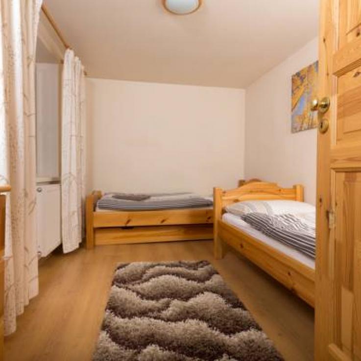 Pokój wyposażony w dwa jednoosobowe łóżka	